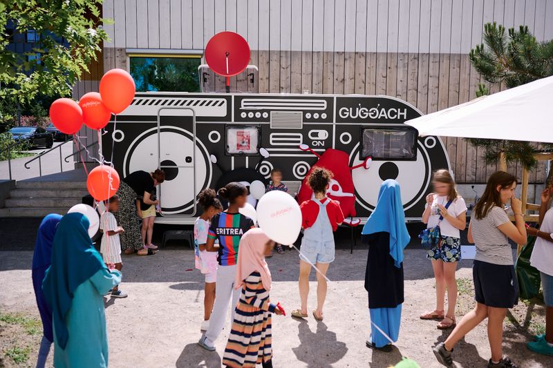 Areal Guggach – Beim Abschlussfest des Kunstprojekts «Radio Guggach» feiern die neuen Nutzenden mit der bereits ansässigen Quartiernachbarschaft. – Romain Mader